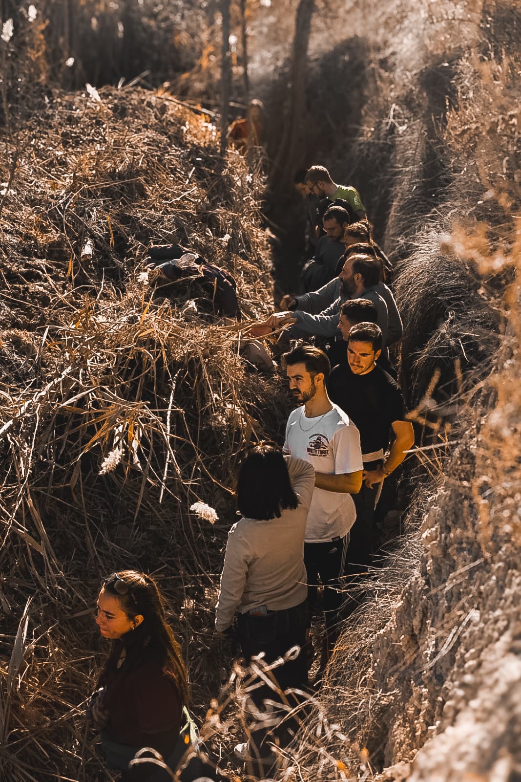 Cuidando una acequia